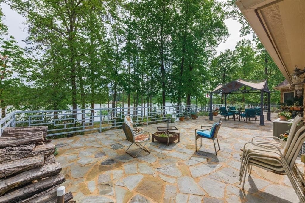 Flagstone outdoor living patio